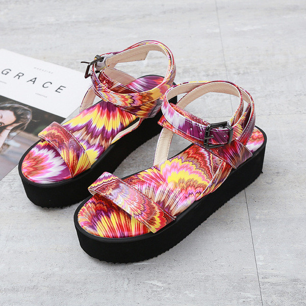 Új modell platformszandál és bőr pántok mintás mintával