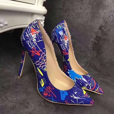 Jauna modeļa modernas smailas kurpes ar augstiem papēžiem