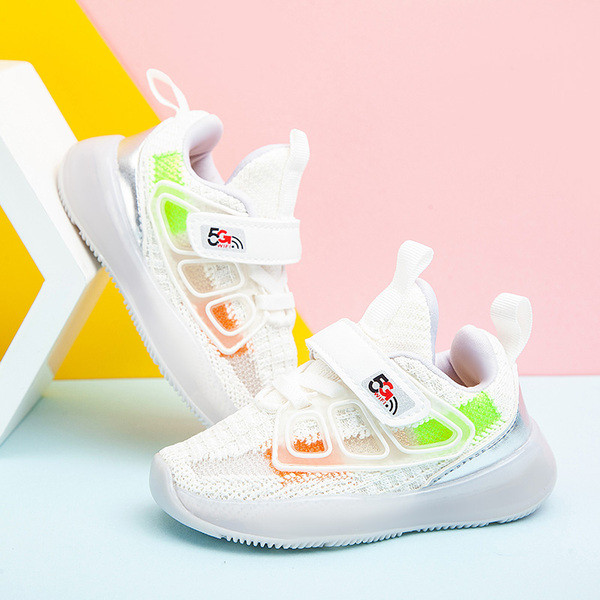 Új modell gyerekcipők lányoknak matricával