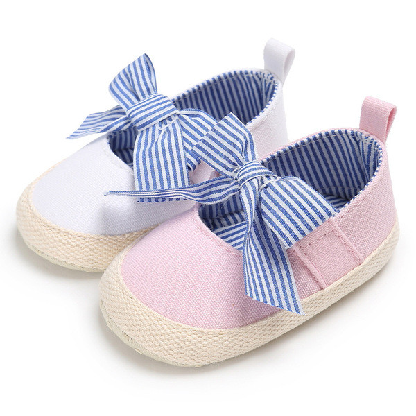 Csíkos szalaggal ellátott babacipő
