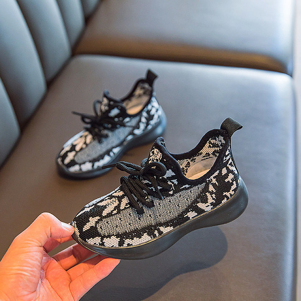 Moodsad paeltega laste tossud tüdrukutele