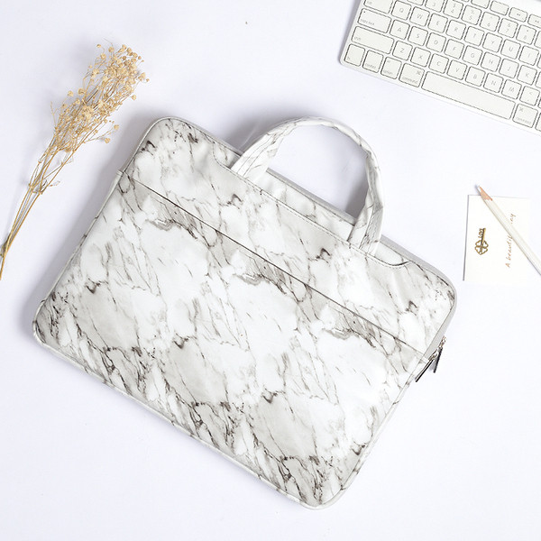 Táska 15,6 hüvelykes laptophoz, elülső zsebbel és márvány hatású