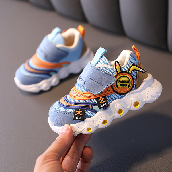 Alkalmi gyerek tornacipő fiúknak matricával