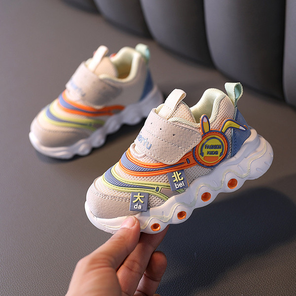 Alkalmi gyerek tornacipő fiúknak matricával