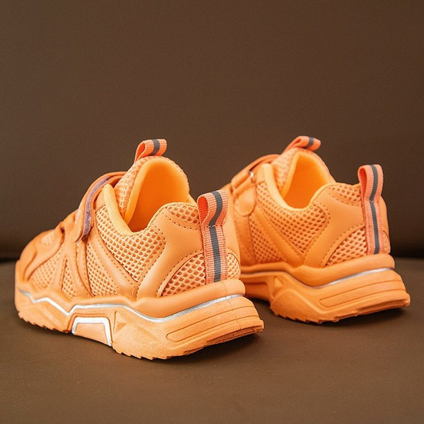 Gyerek hétköznapi tornacipő durva talppal és foltokkal