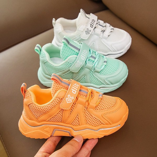 Gyerek hétköznapi tornacipő durva talppal és foltokkal