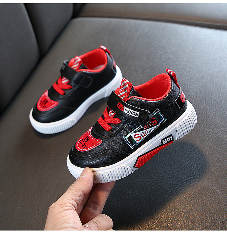 Aktuális gyerek tornacipő fiúknak matricával