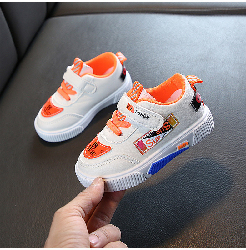 Aktuális gyerek tornacipő fiúknak matricával