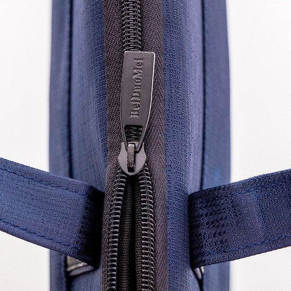 Embleemi ja lühikeste sangadega sülearvutikott