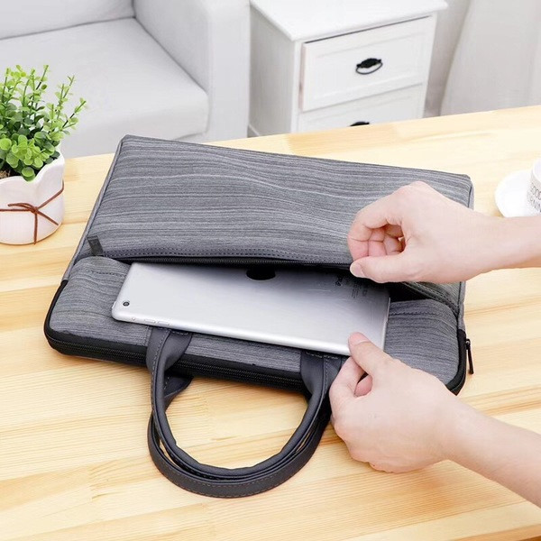 Чанта за лаптоп с къси дръжки и емблема