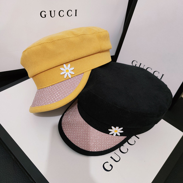 Moodne visiiri ja lilleaplikatsiooniga müts