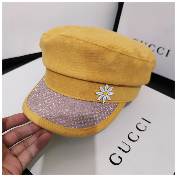 Moodne visiiri ja lilleaplikatsiooniga müts