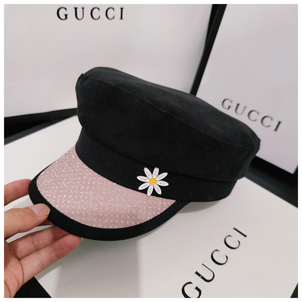 Moodne visiiri ja lilleaplikatsiooniga müts