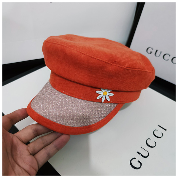 Moodne visiiri ja lilleaplikatsiooniga müts