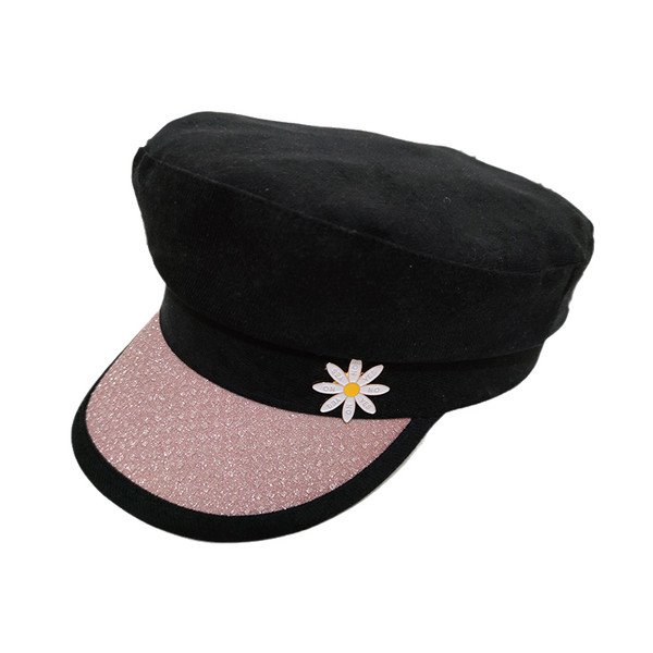 Moodne visiiri ja lilleaplikatsiooniga müts