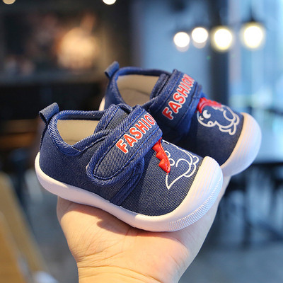 Dječje cipele s naljepnicom i aplikacijom za djevojčice i dječake