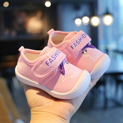 Dječje cipele s naljepnicom i aplikacijom za djevojčice i dječake