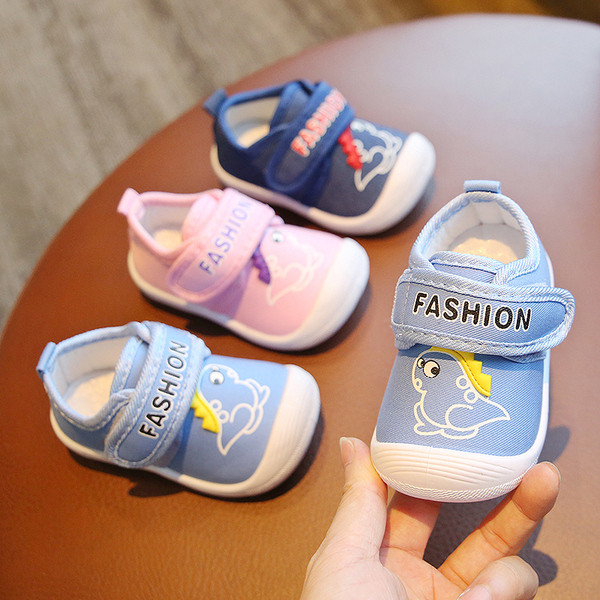 Dječje cipele s naljepnicom i aplikacijom za djevojčice i dječake