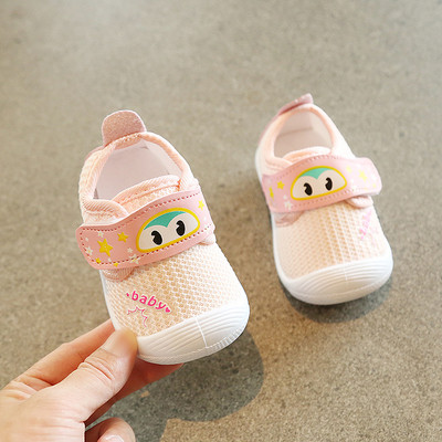 Babacipő matricákkal és rátéttel