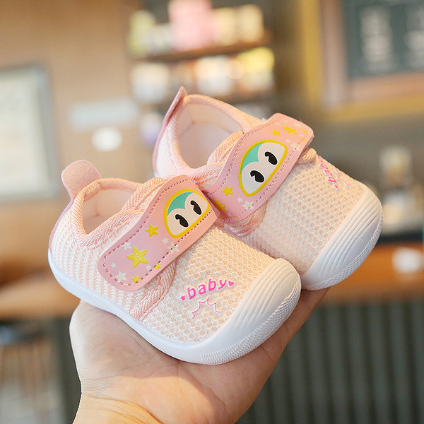 Babacipő matricákkal és rátéttel