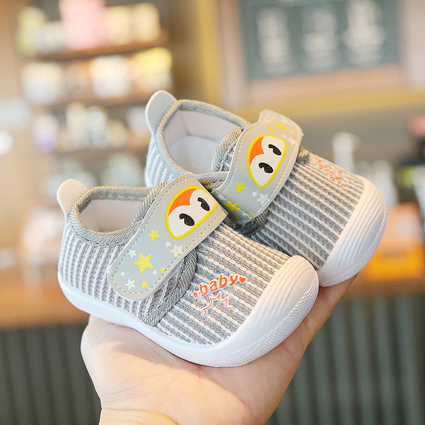 Babacipő matricákkal és rátéttel