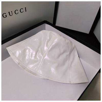 Peegeldav naiste müts