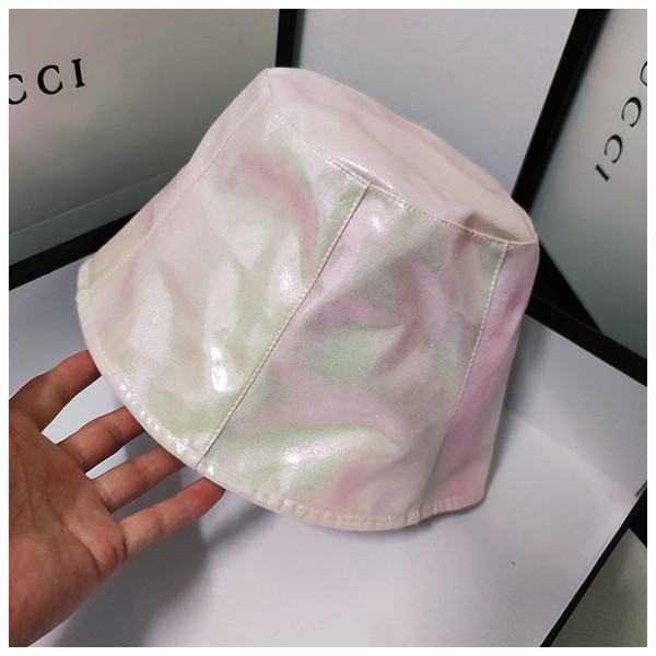 Peegeldav naiste müts