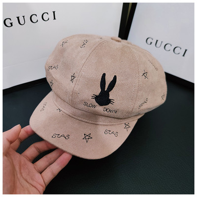 Moodne visiiri ja tikandiga müts