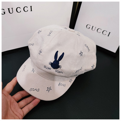 Moodne visiiri ja tikandiga müts