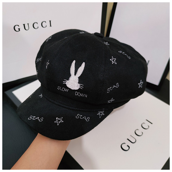 Moodne visiiri ja tikandiga müts