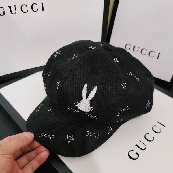 Moodne visiiri ja tikandiga müts