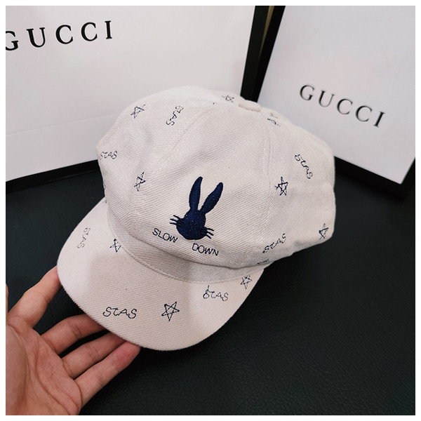 Moodne visiiri ja tikandiga müts