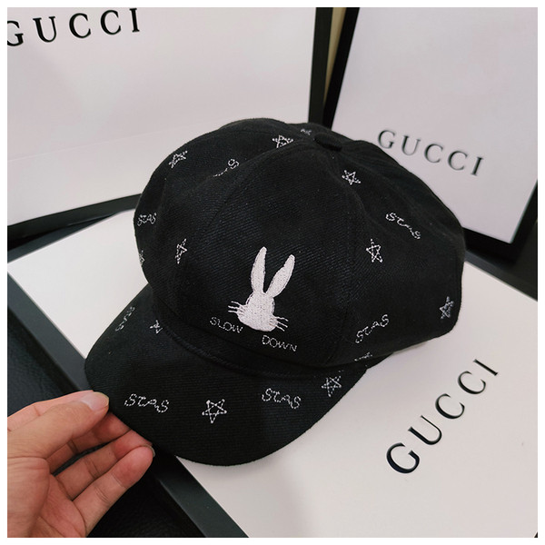 Moodne visiiri ja tikandiga müts