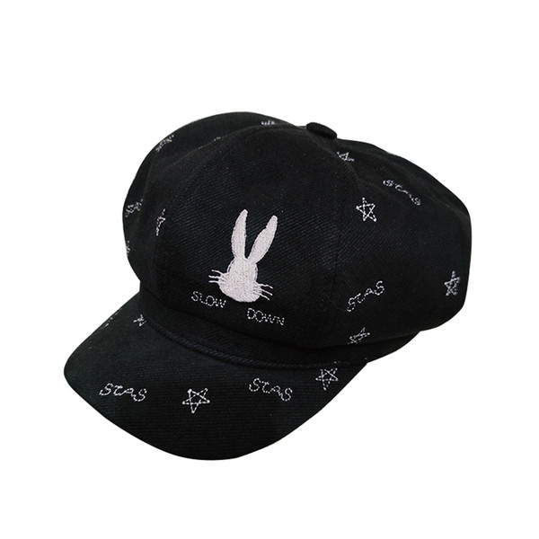 Moodne visiiri ja tikandiga müts