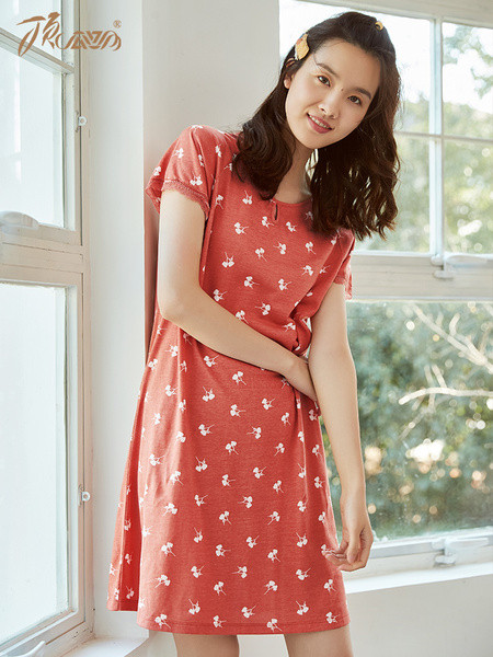 Naiste lühikeste varrukate ja pitsiga öösärk