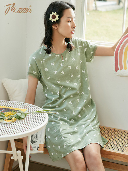 Naiste lühikeste varrukate ja pitsiga öösärk