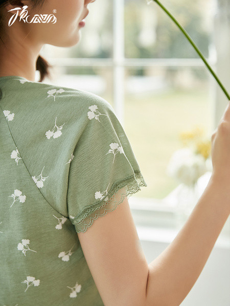 Naiste lühikeste varrukate ja pitsiga öösärk