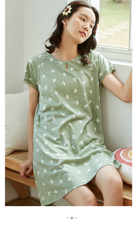 Naiste lühikeste varrukate ja pitsiga öösärk