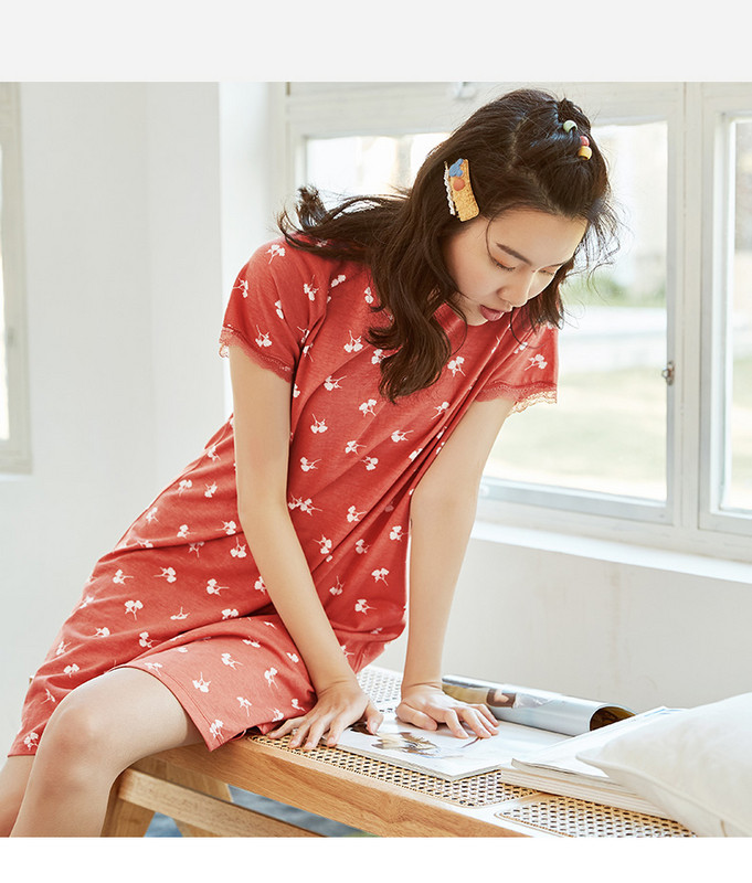 Naiste lühikeste varrukate ja pitsiga öösärk