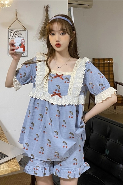 Ženska ljetna pidžama iz dva dijela sa čipkom i uzorkom u boji sa višnjama