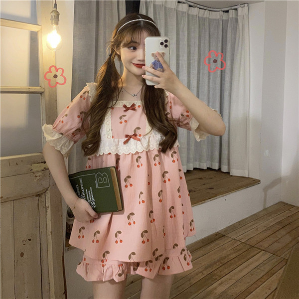 Ženska ljetna pidžama iz dva dijela sa čipkom i uzorkom u boji sa višnjama