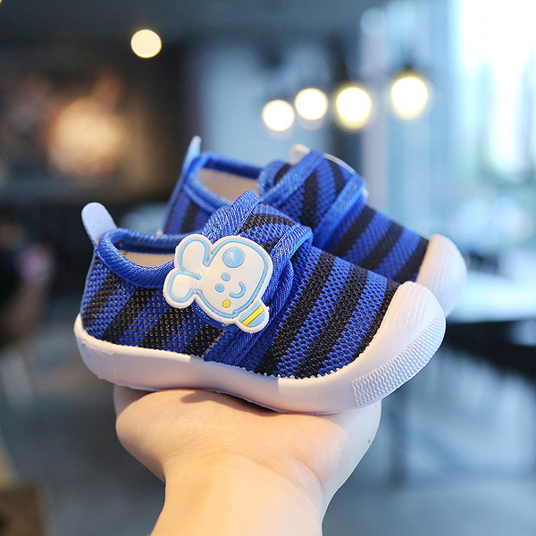 Légáteresztő babacipő matricával lányoknak és fiúknak