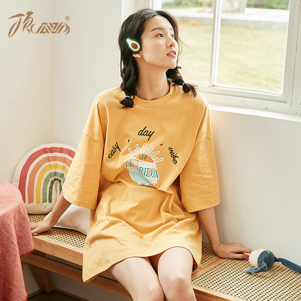 Lai lühikeste varrukate ja trükiga naiste öösärk