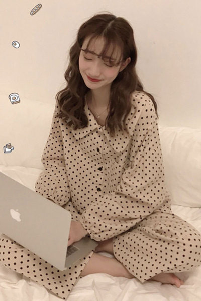 Stiilne kaheosaline täppidega naiste pidžaama