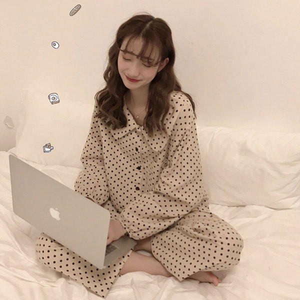 Stiilne kaheosaline täppidega naiste pidžaama