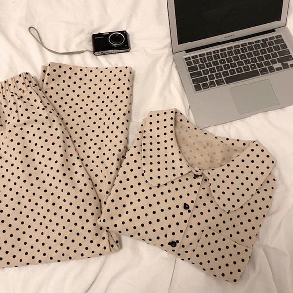 Stiilne kaheosaline täppidega naiste pidžaama