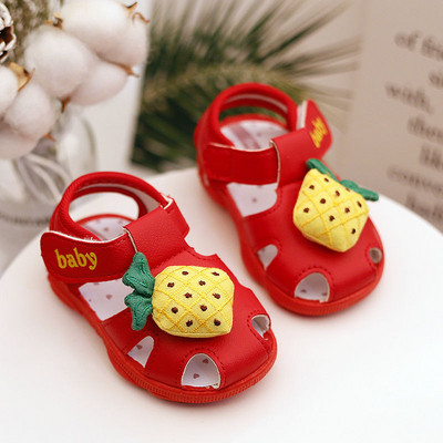 3D-elementide ja kleebisega beebisandaalid