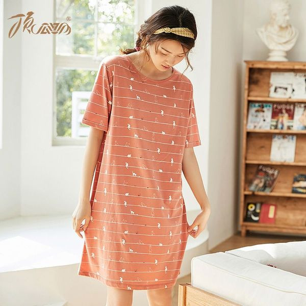 Naiste öösärk lühikeste varrukate ja ovaalse kaelusega