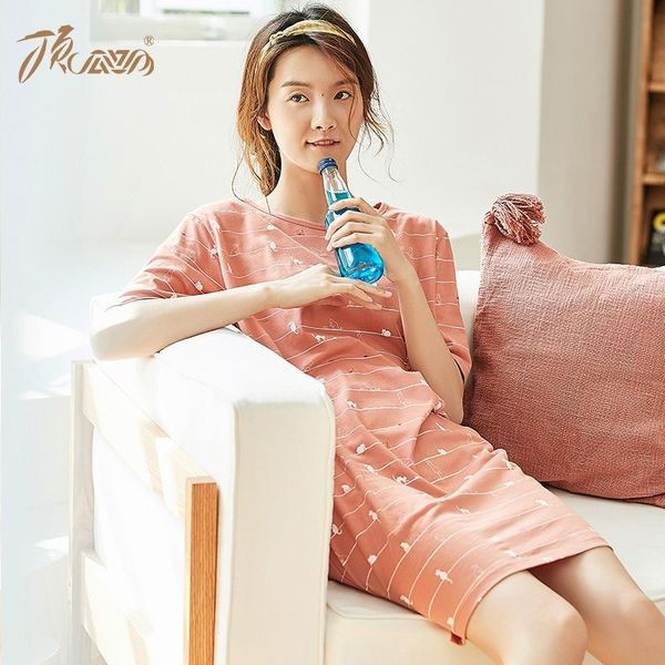 Naiste öösärk lühikeste varrukate ja ovaalse kaelusega