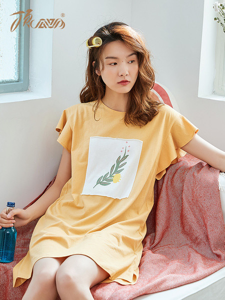 Lai naiste öösärk lühikeste varrukate ja ovaalse kaelusega